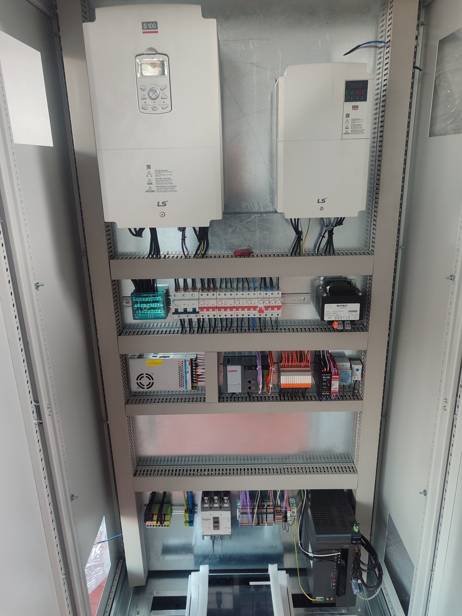LS sürücüler ve PLC altyapısı ile otomasyon panosu